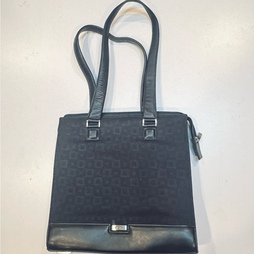 Lumi Elegant Black shoulder Bag.